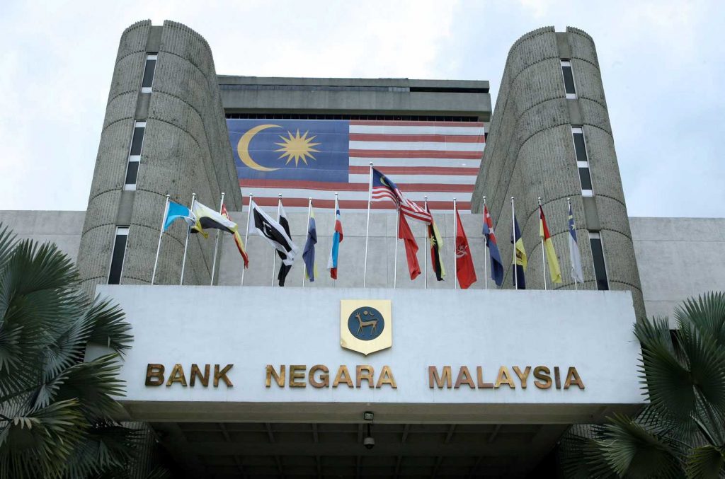 Центральный банк Малайзии планирует начать регулирование к …